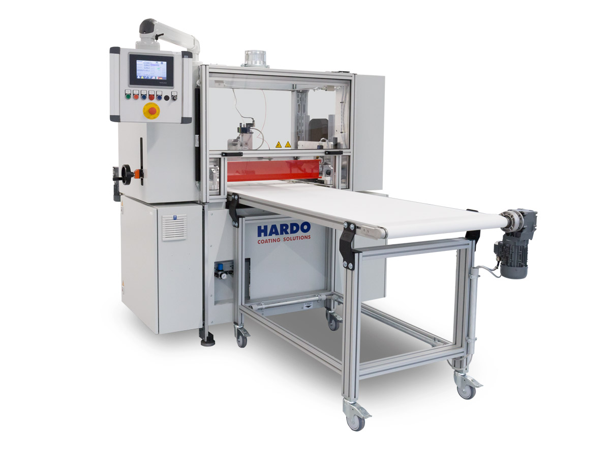 walzenauftrag-rc750-80-hardo-coatings Der „HARDO-Klassiker“ zur Beschichtung einzelner Zuschnitte mit moderner Dosierwalzenauftragstechnik und optimierten Förderbändern.